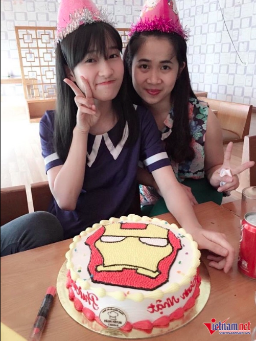 Á hậu Phương Nhi hạnh phúc ôm mẹ sau màn tìm mẹ nhõng nhẽo trên sân khấu MWV 2022 - Ảnh 1