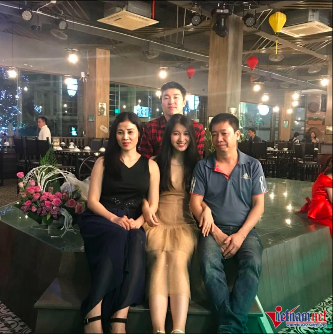 Á hậu Phương Nhi hạnh phúc ôm mẹ sau màn tìm mẹ nhõng nhẽo trên sân khấu MWV 2022 - Ảnh 2