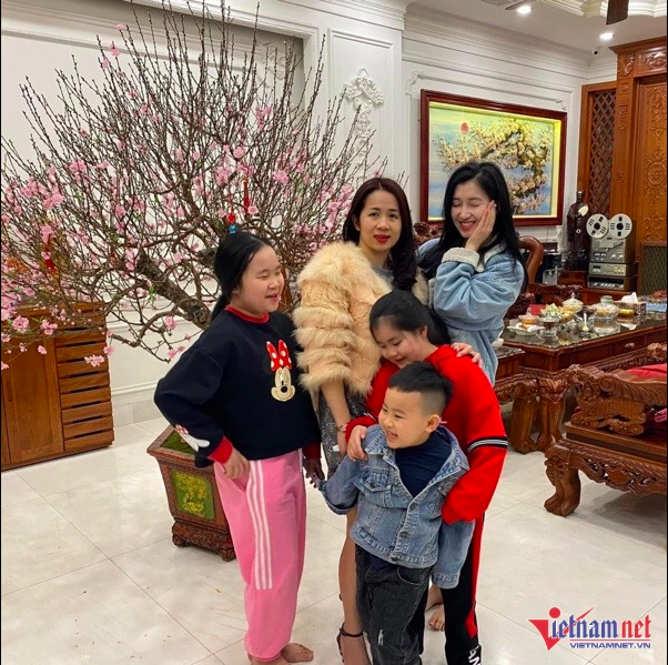 Á hậu Phương Nhi hạnh phúc ôm mẹ sau màn tìm mẹ nhõng nhẽo trên sân khấu MWV 2022 - Ảnh 3