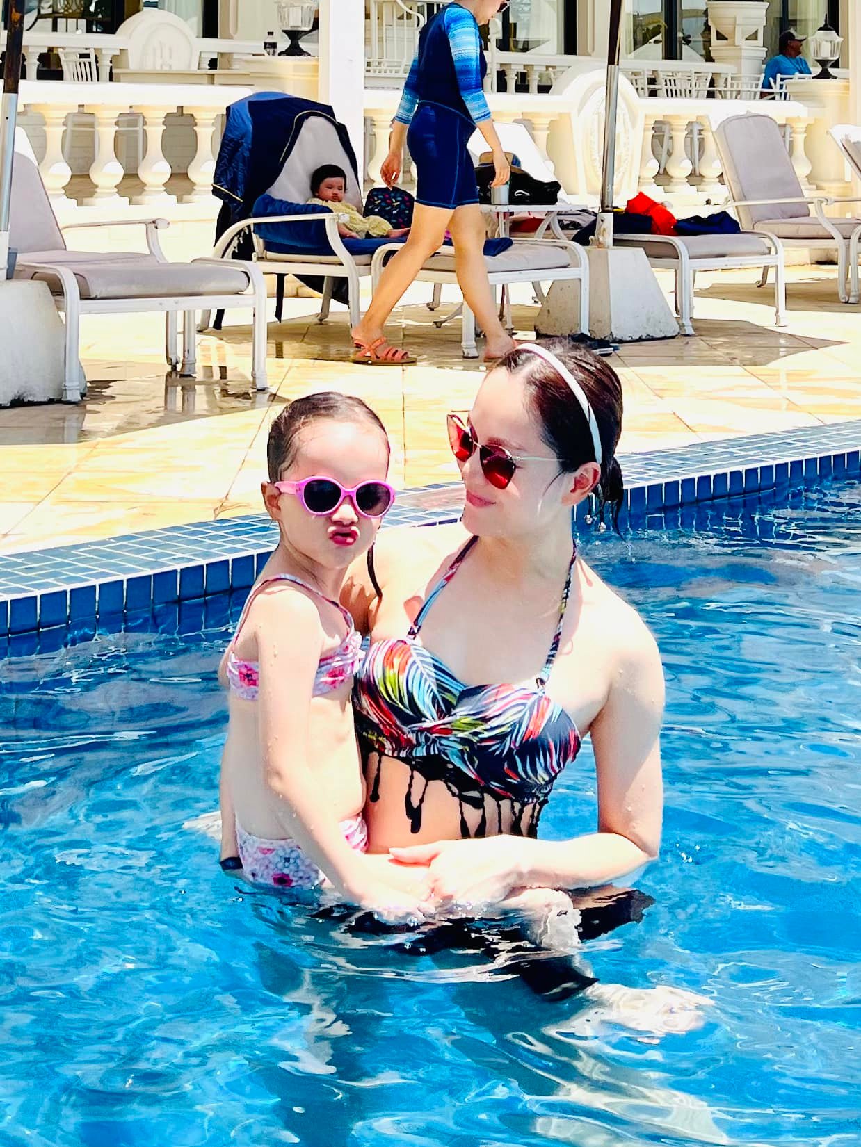 Lan Phương cùng con gái bơi lội, vóc dáng tuổi U40 khiến netizen trầm trồ - Ảnh 1
