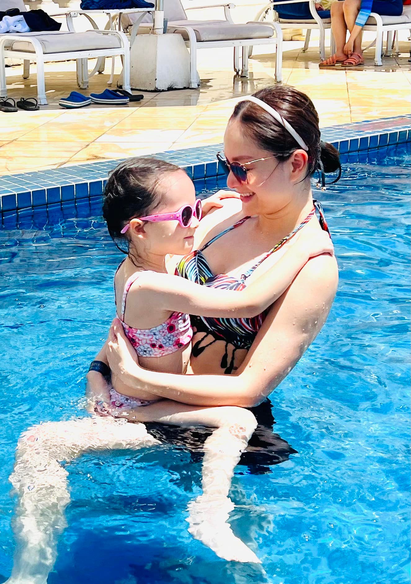 Lan Phương cùng con gái bơi lội, vóc dáng tuổi U40 khiến netizen trầm trồ - Ảnh 2