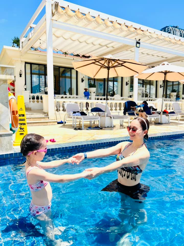 Lan Phương cùng con gái bơi lội, vóc dáng tuổi U40 khiến netizen trầm trồ - Ảnh 3