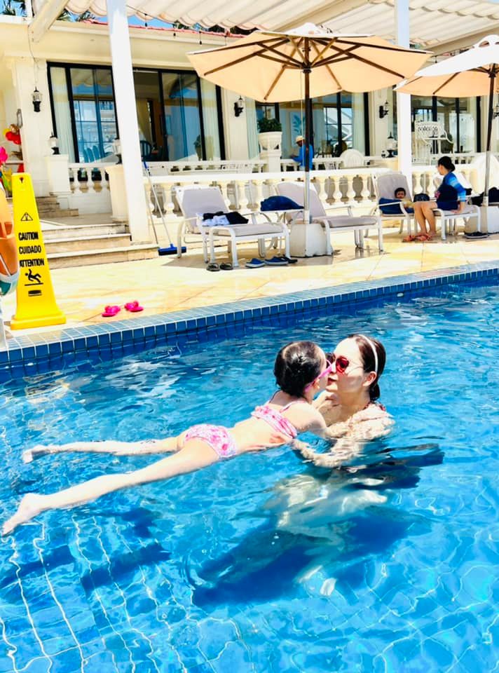 Lan Phương cùng con gái bơi lội, vóc dáng tuổi U40 khiến netizen trầm trồ - Ảnh 4