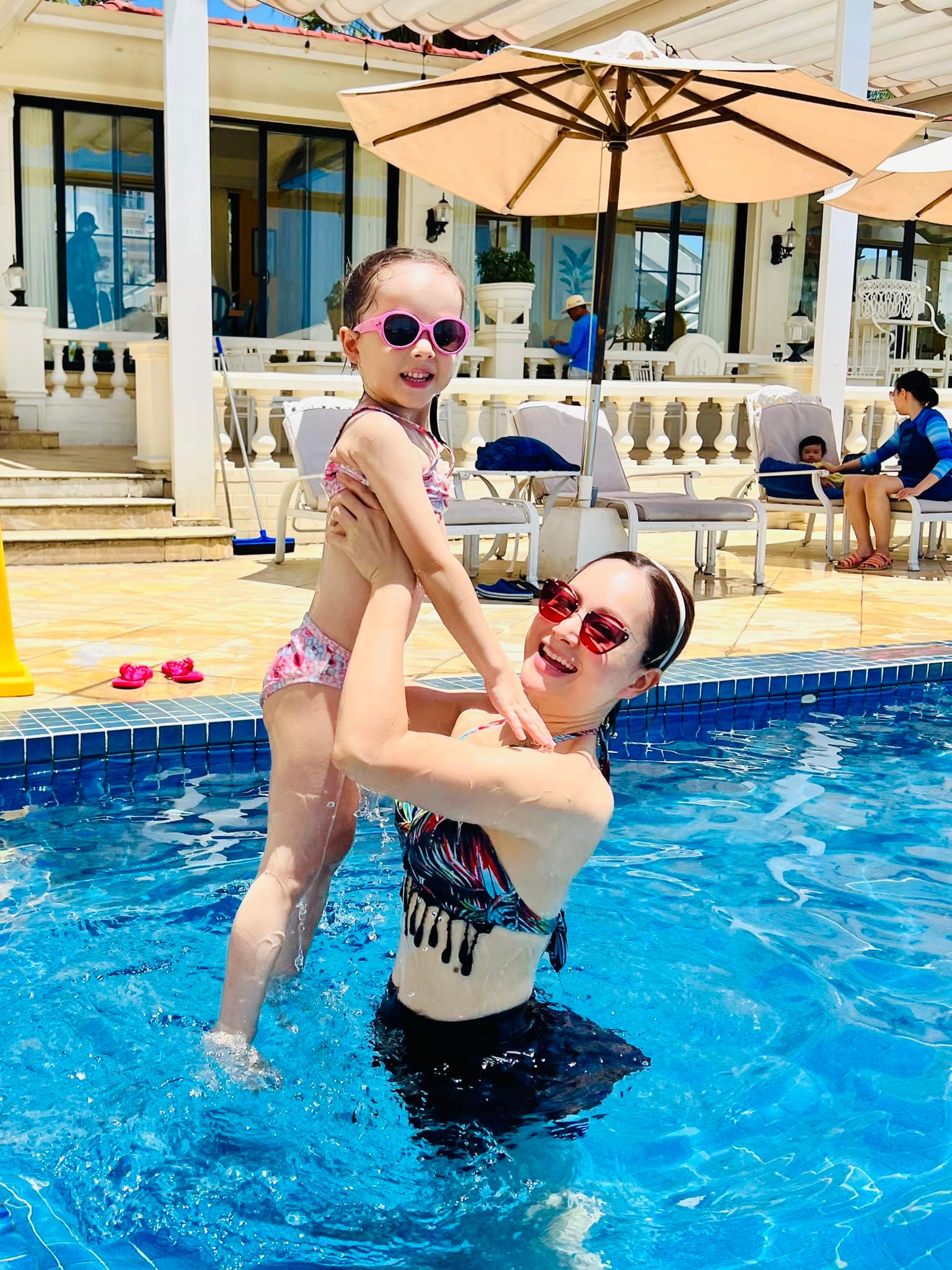 Lan Phương cùng con gái bơi lội, vóc dáng tuổi U40 khiến netizen trầm trồ - Ảnh 1