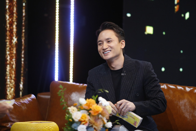 Bố mẹ Phan Mạnh Quỳnh bán được 1000 gói kẹo lạc, nhà vui như Tết sau khi con trai lên VTV - Ảnh 1