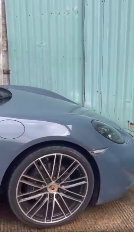 Vợ đại gia của Quý Bình nịnh chồng sau khi lái xe đâm vào cửa công trình - Ảnh 1