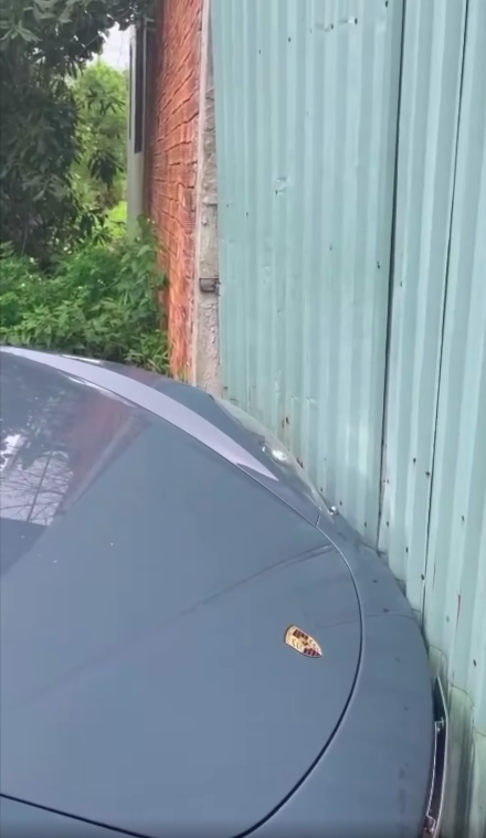 Vợ đại gia của Quý Bình nịnh chồng sau khi lái xe đâm vào cửa công trình - Ảnh 2