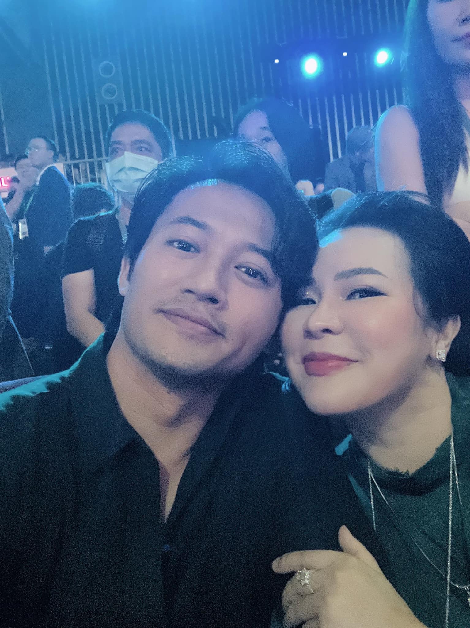 Vợ đại gia của Quý Bình nịnh chồng sau khi lái xe đâm vào cửa công trình - Ảnh 1