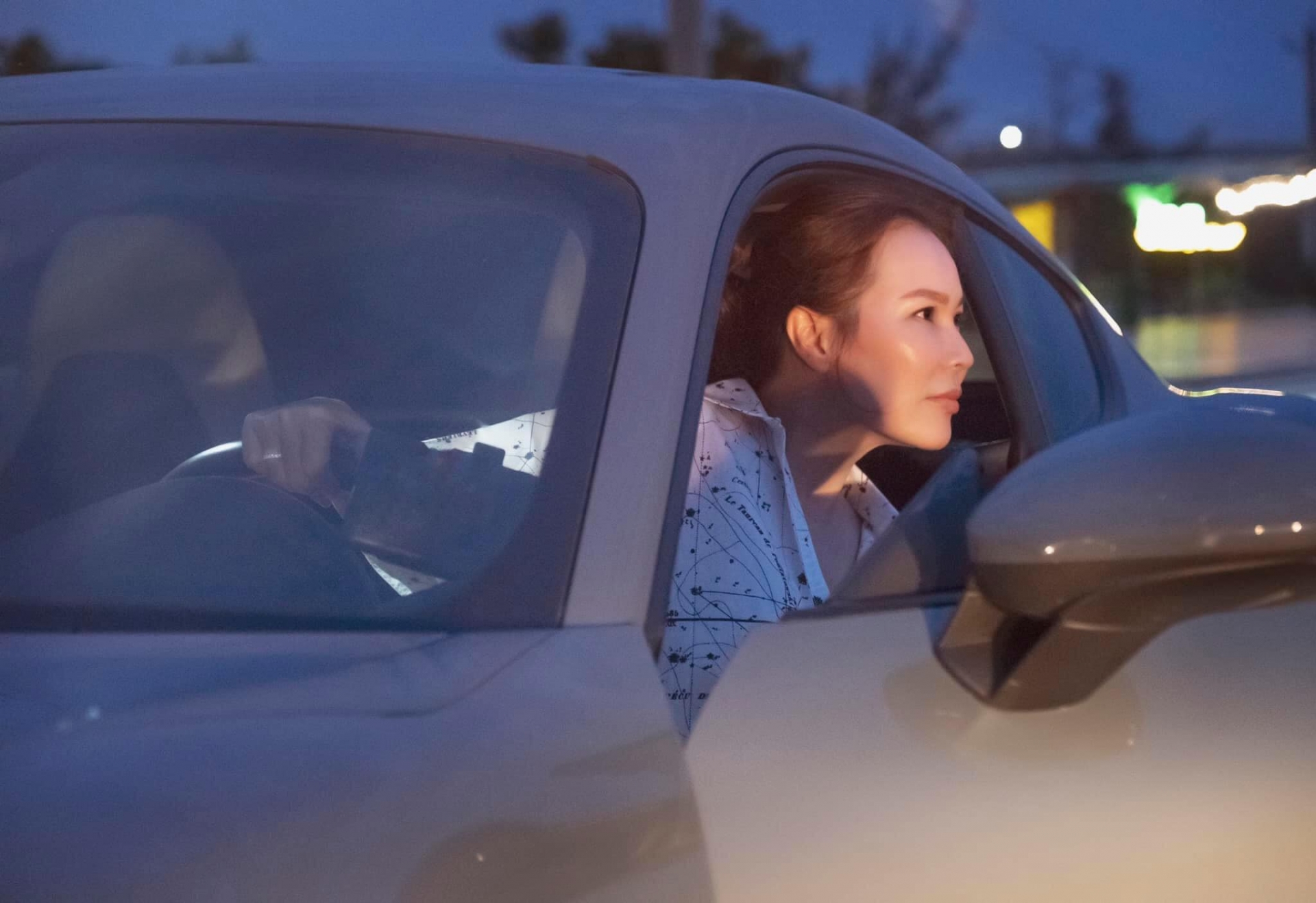 Vợ đại gia của Quý Bình nịnh chồng sau khi lái xe đâm vào cửa công trình - Ảnh 1