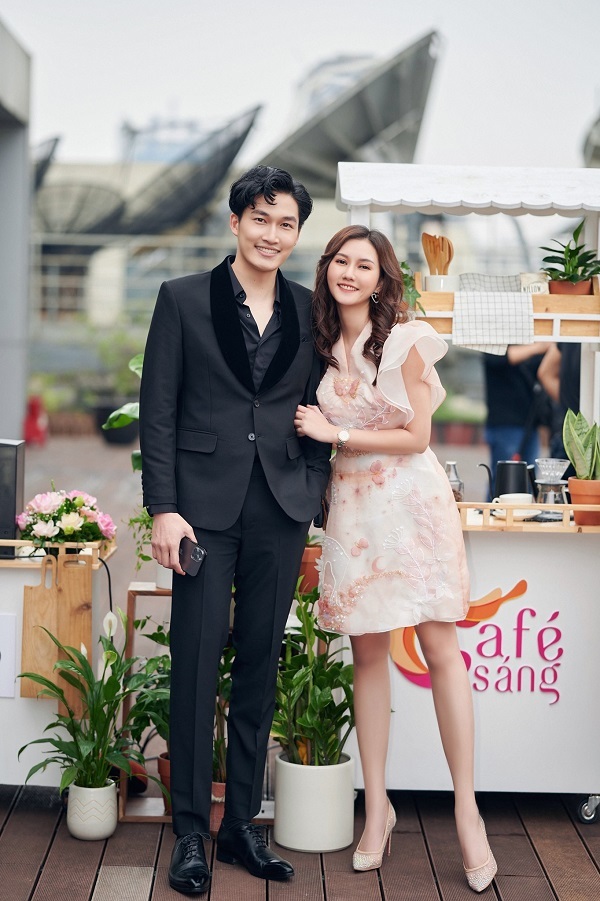 Bạn gái cũ Đình Tú đăng ảnh nắm tay trai lạ sau tuyên bố “có người yêu” - Ảnh 1