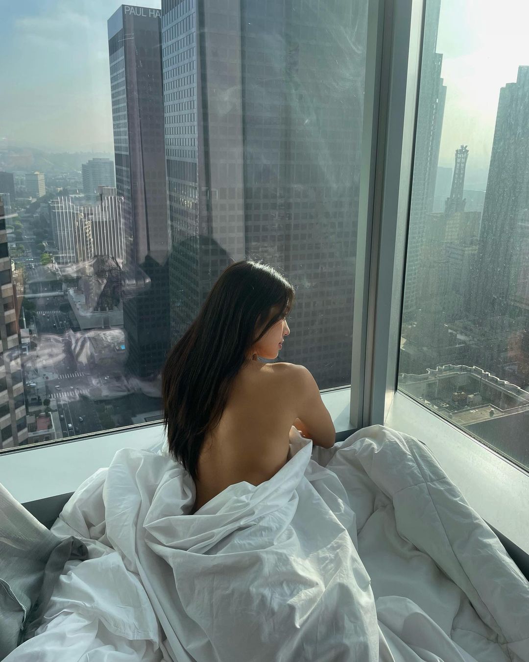 Á hậu Thảo Nhi Lê diện nội y, thả dáng khó rời mắt bên chiếc view triệu đô - Ảnh 1