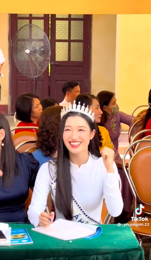 Diện áo dài xinh như nàng thơ nhưng Á hậu Phương Nhi lại 