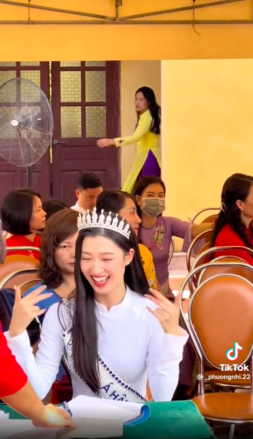 Diện áo dài xinh như nàng thơ nhưng Á hậu Phương Nhi lại 