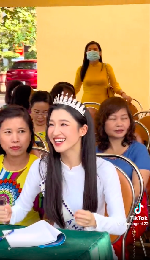 Diện áo dài xinh như nàng thơ nhưng Á hậu Phương Nhi lại 