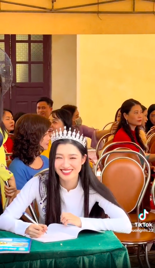 Diện áo dài xinh như nàng thơ nhưng Á hậu Phương Nhi lại 