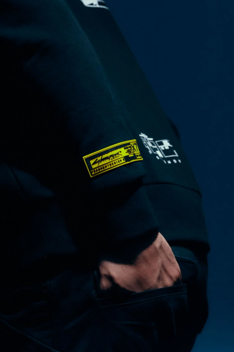  Ở mỗi mẫu trang phục đều mang theo dòng chữ ký sắc bén và thiết kế logo Cyberpunk ấn tượng màu vàng.