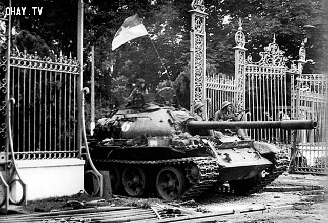 Cờ Mặt trận Dân tộc giải phóng miền Nam Việt Nam trên chiếc xe tăng húc đổ cổng Dinh Độc Lập của chính quyền Sài Gòn (30/4/1975)