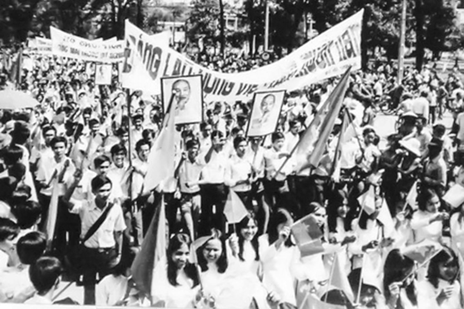Sài Gòn rợp cờ hoa, biểu ngữ mừng chiến thắng (30/4/1975)