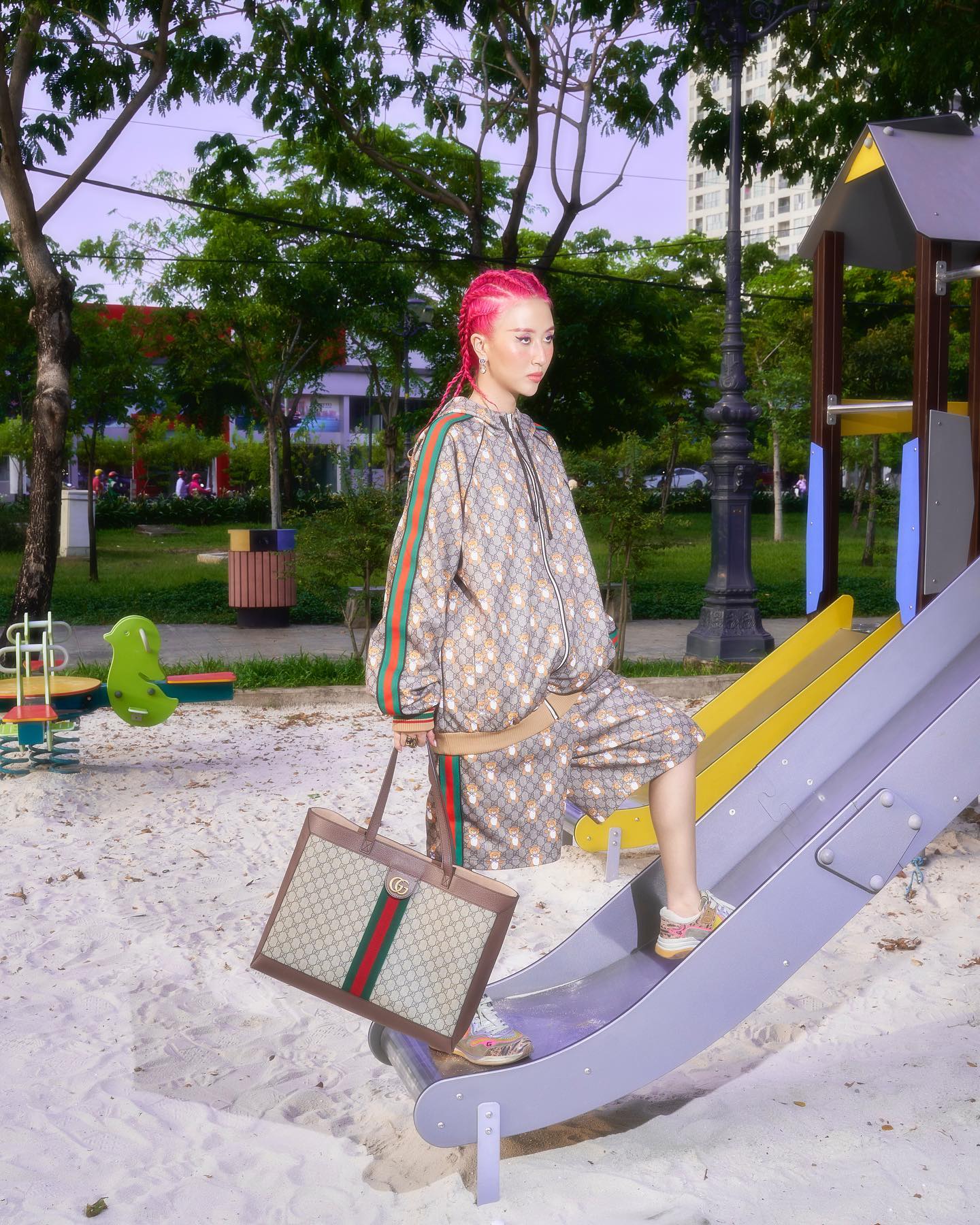 Được biết, trang phục mà nữ fashionista Hà Thành và Nam Phùng diện trên nằm trong bộ sưu tập mới ra mắt hồi đầu năm “Kai Capsule Collection” của Kai x Gucci.