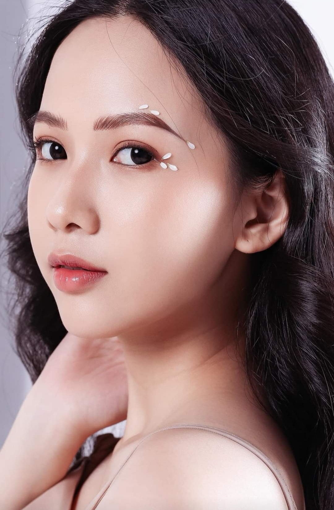 Nét đẹp 'mong manh tựa thiên thần' đậm chất Á Đông của cô gái có làn da đẹp nhất Hoa hậu Việt Nam 2020 - Ảnh 1