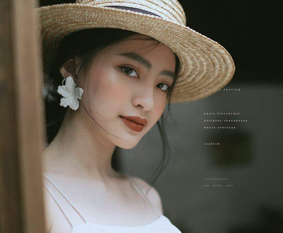 Cô được biết đến như một mẫu ảnh ở Sài Gòn.