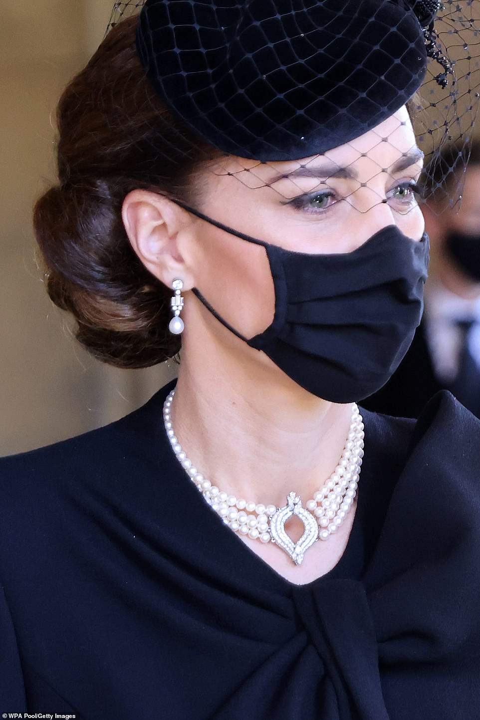 Kate Middleton đeo chiếc vòng cổ bằng kim cương và ngọc trai của Nữ hoàng.