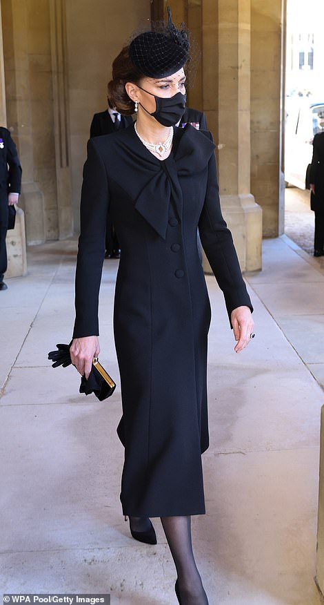 Kate đeo vòng cổ ngọc trai mẹ chồng từng mang đến tang lễ Hoàng thân Philip - Ảnh 6