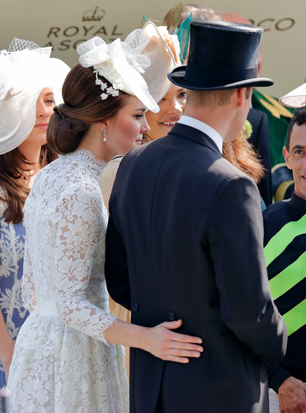 10 năm ngày cưới của William - Kate: Loạt ảnh 'tình bể bình' như cổ tích - Ảnh 15