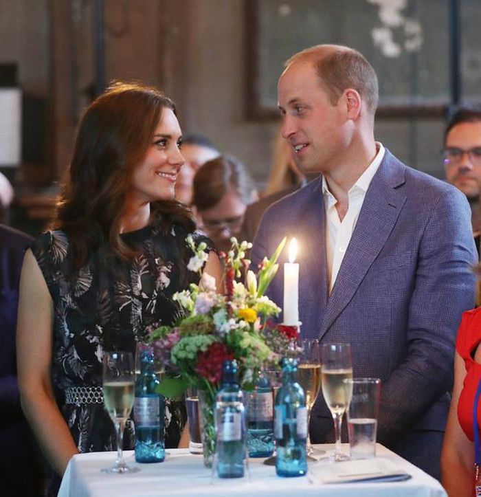 10 năm ngày cưới của William - Kate: Loạt ảnh 'tình bể bình' như cổ tích - Ảnh 16