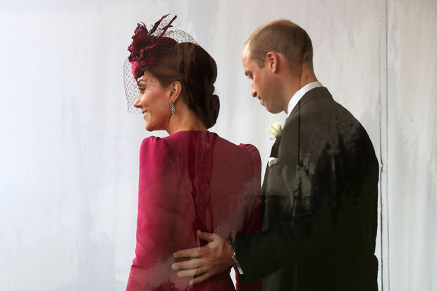 10 năm ngày cưới của William - Kate: Loạt ảnh 'tình bể bình' như cổ tích - Ảnh 20