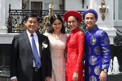 Tăng Thanh Hà cùng bố mẹ chồng trong ngày cưới