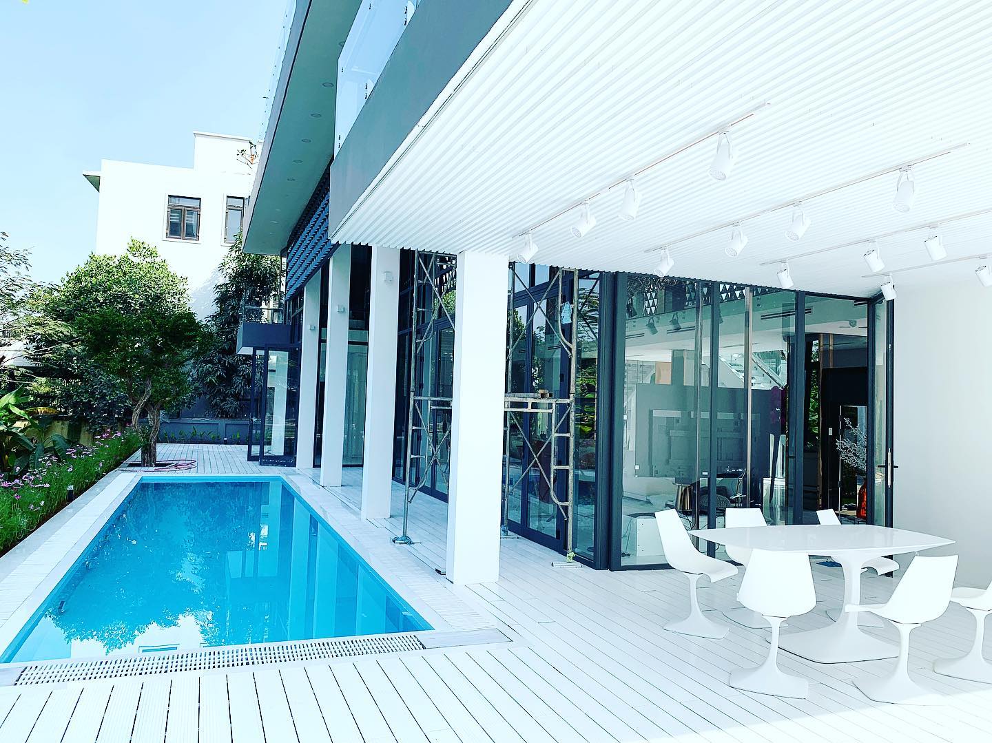 Ngôi biệt thự đầy đủ tiện nghi có hồ bơi riêng với không gian bên ngoài có nhiều câu xanh.