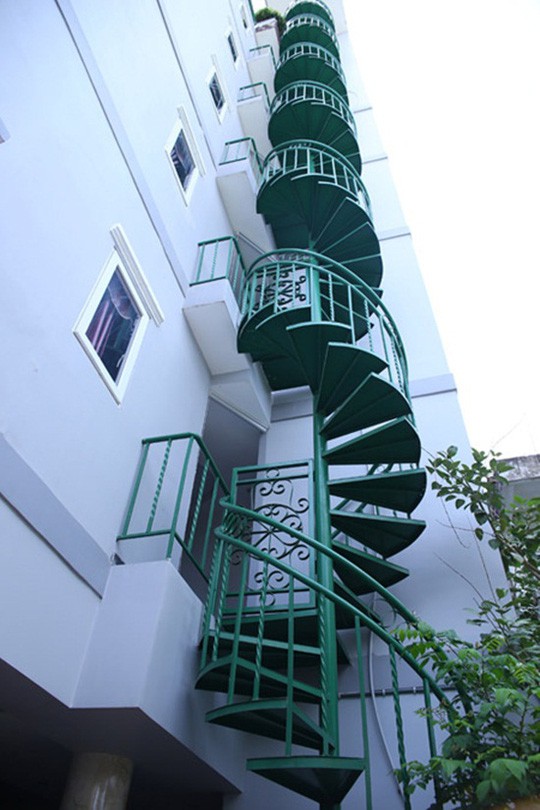 Căn nhà của gia đình Khánh Phương gồm 1 tầng trệt, 6 tầng lầu và được trang bị hệ thống cầu thang thoát hiểm ở bên ngoài.