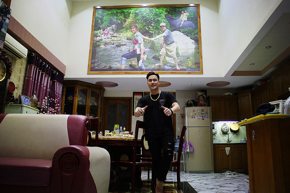 Một bức tranh khá lớn của bố mẹ Khánh Phương gây chú ý bên trong phòng khách.