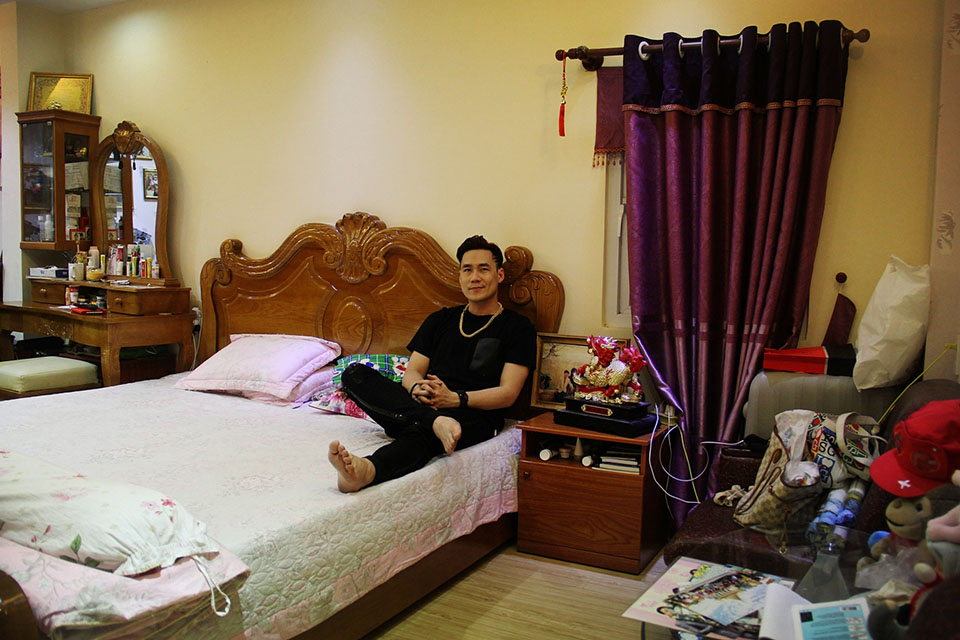 Phòng ngủ riêng của nam ca sĩ khá rộng và nhiều tiện nghi.