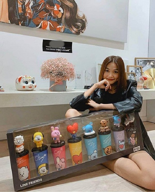 Cô nàng độc thân Thanh Hằng thường xuyên chụp ảnh tại nhà với những đồ kỉ niệm cập nhật tới người hâm mộ.