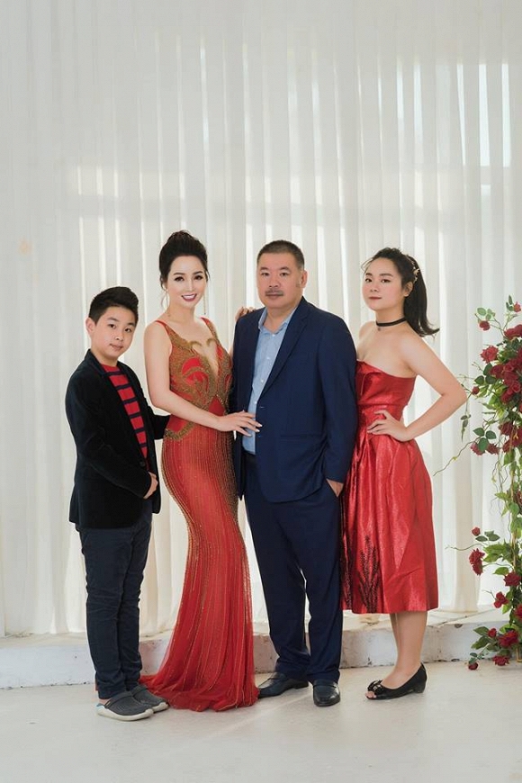 Diễn viên Mai Thu Huyền cùng gia đình.