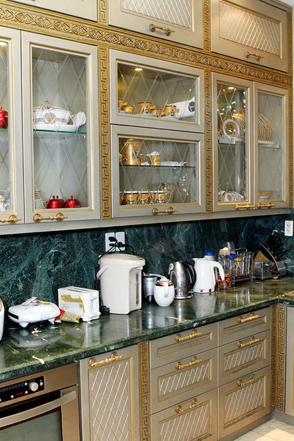 Khu vực bếp cũng lựa chọn nội thất cổ điển thường thấy trong các gia đình quý tộc.