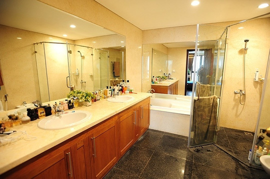 Thiết kế không gian phòng tắm rộng, trang trí đẹp mắt tạo sự đa dạng cho từng không gian sống.