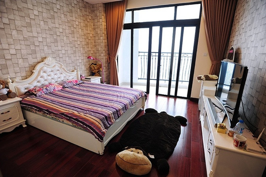 Giường ngủ gỗ màu trắng cách điệu thích hợp với mọi không gian thiết kế, toát lên vẻ sang chảnh cho không gian riêng tư của Huyền My.