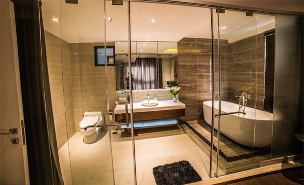 Phòng tắm rộng được trang bị các thiết bị hiện đại, cao cấp.