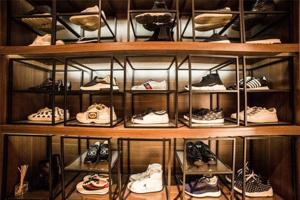 Các thương hiệu thời trang nổi tiếng như Gucci, LV, ... đều có trong tủ giày của ông bầu gốc Nam Định này.