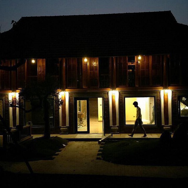 Mãn nhãn với ngôi nhà sở hữu hệ thống ánh sáng hoàn hảo, ngôi nhà lung linh vào ban đêm, trở nên nổi bật hơn.