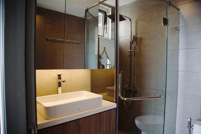 Midu sử dụng gương, kính trong trang trí phòng tắm, đây cũng được coi là theo xu hướng hiện đại được nhiều gia chủ yêu thích.