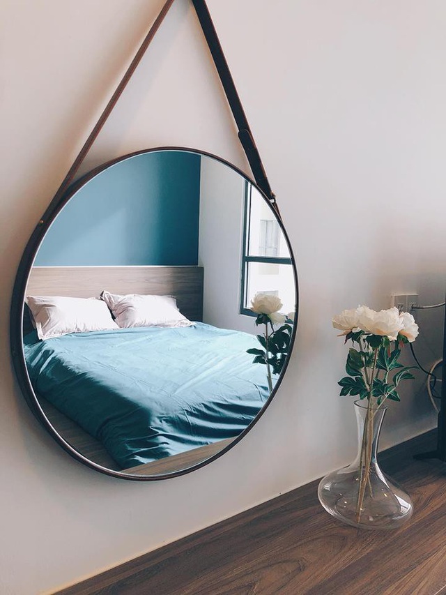 Chiếc gương hình tròn vừa tiện lợi, vừa là điểm nhấn cá tính cho căn hộ.