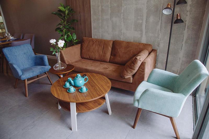 Ghế sofa được thiết kế đơn giản, gọn gàng phù hợp với không gian nội thất phòng khách.