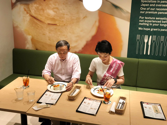 Vợ chồng ông Yoshihide Suga ăn bánh pancake tại một nhà hàng.