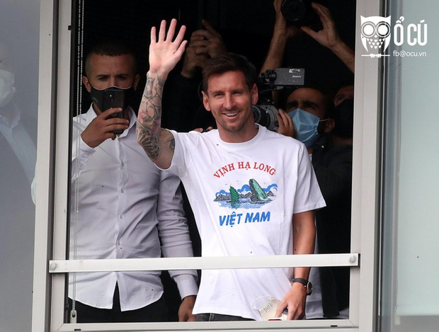 Messi cũng xuất hiện với hình ảnh diện áo Vịnh Hạ Long khi được cộng đồng mạng Việt Nam 'phù phép'