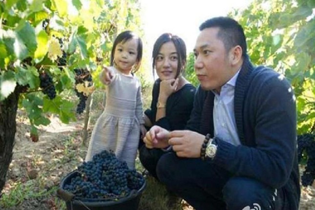 Triệu Vy và ông xã Huỳnh Hữu Long cùng con gái tại trang viên