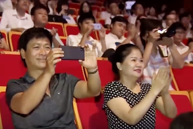 Diễn viên Quốc Tuấn và bà xã Thúy Minh trên khán đài, dõi theo phần trình diễn của con trai